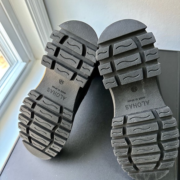 Alohas Women's Crinkle Black Patent,Side Zip Chunky Boot, Size US 7/ EUR 38 NEW - Picture 2 of 3